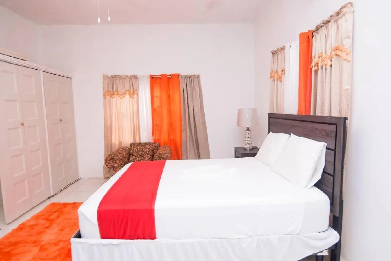 Suzette Guesthouse Accommodations Saint Maryʼs ベッド・アンド・ブレックファスト